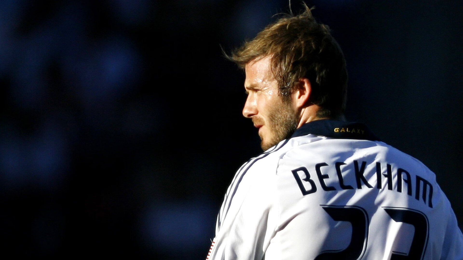 临场换人奏效替补球员贡献致胜进球赢得满堂喝彩,替换球员从什么处入场