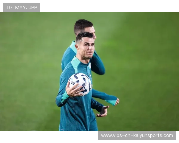 C罗赛后为小球员做示范，教练夸他耐心十足