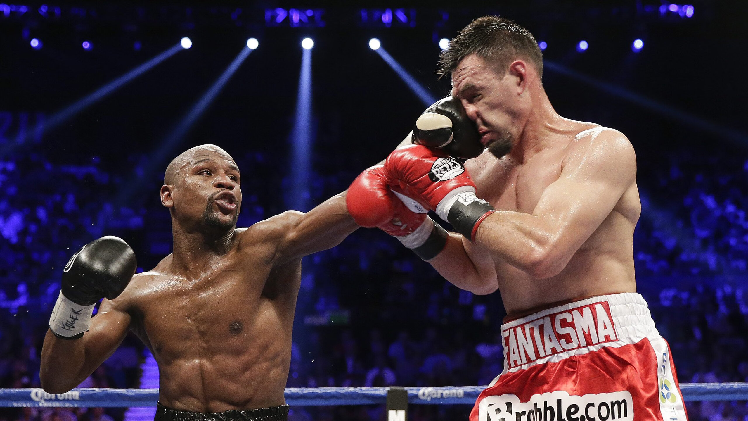 恩比德篮下脚步灵活连续打成高难度进攻，恩比德复出首战砍下24分8板2助3帽